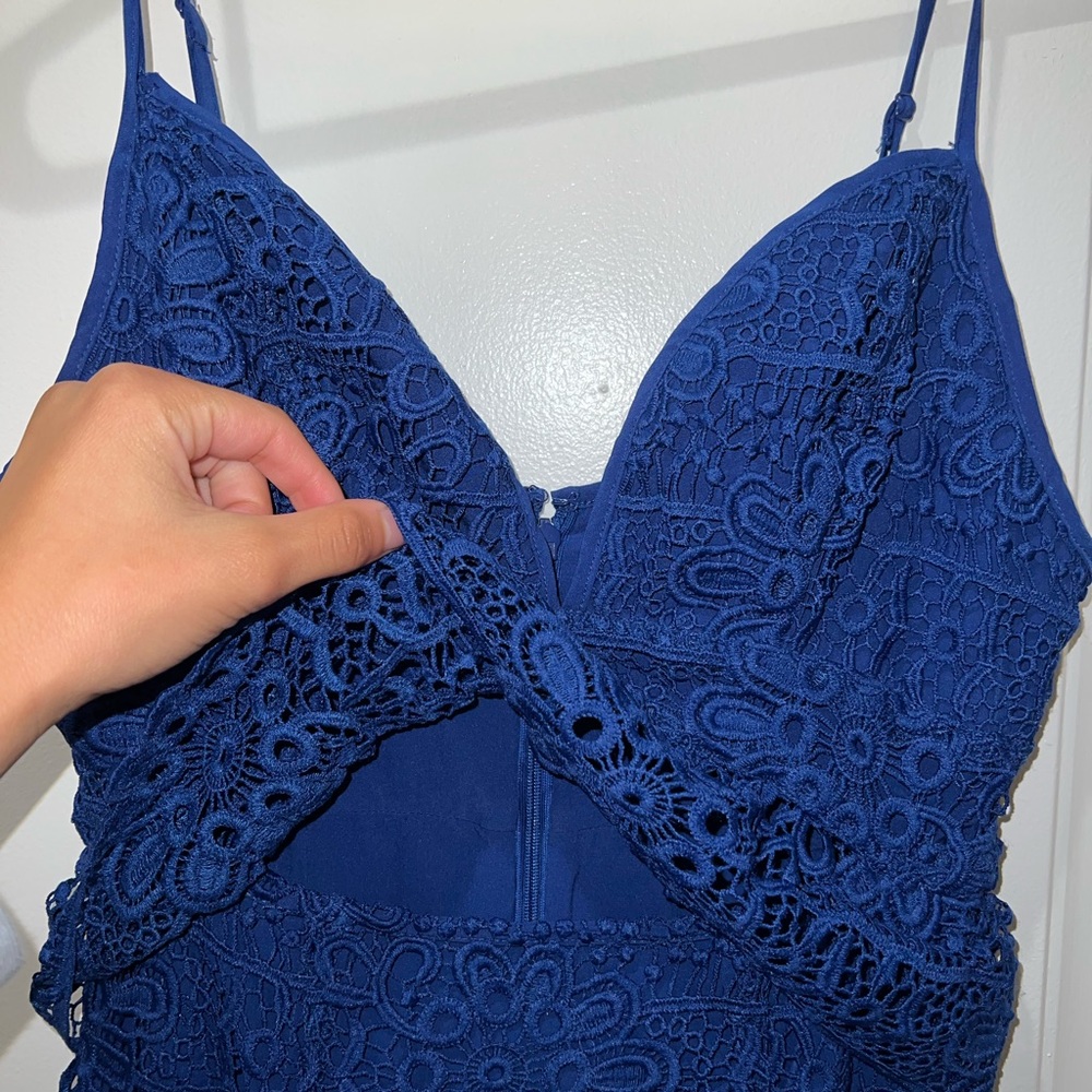 Guess Floral Embroidery V-Neck Sheath Dress - Picture 6 of 8